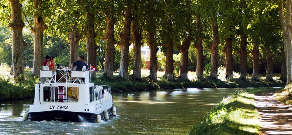 Le canal du midi est le plus ancien
                     canal d’Europe encore en fonctionnement. D’une longueur de 240 km
                     entre Toulouse et la mer Méditerranée, il comporte 63 écluses,
                     126 ponts, 55 aqueducs, 7 ponts-canaux, 6 barrages et 1 tunnel.