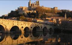 Photo de la ville de Béziers,
                        croissant de lune, lové contre la rivière.