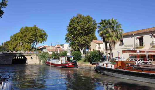 L'écluse faîte de bois à la construction
                     du Canal du Midi, a été rénovée par la suite, pour avoir une
                     structure métallique comme l'ensemble des écluses sur le Canal
                     Royal des Deux Mers.