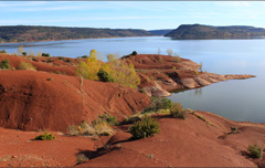 Photo du lac Salagou, extraordinaire
                         palette de couleurs.