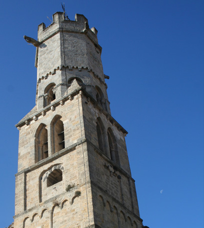 L'Eglise de Villeneuve-Lès-Béziers, dédiée 
                 à Saint Etienne, est de conception romane. Elle fut construite 
                 au Xème siécle. Le premier texte connu qui évoque cette église 
                 date de 1160.